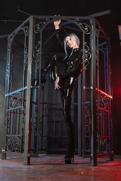 Luxus Skinny Fashion Model Posiert Schwarzem Latex Catsuit Auf Dunklem — Stockfoto
