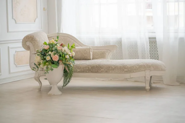 Hermoso Sofá Blanco Con Flores Encuentra Fondo Ventana Con Cortinas —  Fotos de Stock