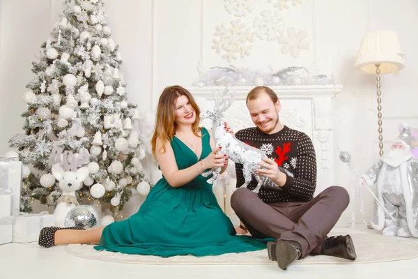 Doce Casal Marido Esposa Celebrar Ano Novo Sorrir Fundo Branco — Fotografia de Stock