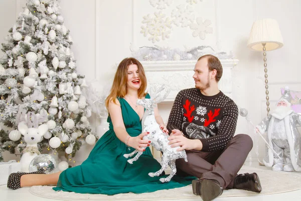 Doce Casal Marido Esposa Celebrar Ano Novo Sorrir Fundo Branco — Fotografia de Stock