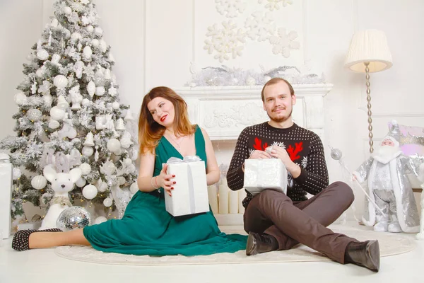 Édes Pár Férj Feleség Ünneplik Évet Fehér Háttér Karácsonyfa Mosoly — Stock Fotó