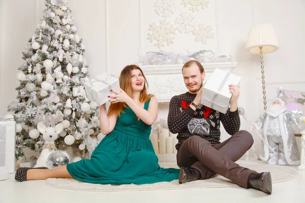 Édes Pár Férj Feleség Ünneplik Évet Fehér Háttér Karácsonyfa Mosoly — Stock Fotó