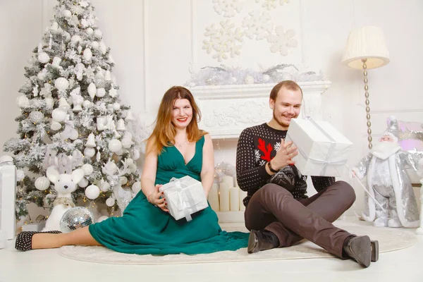 Doce Casal Marido Esposa Celebrar Ano Novo Sorrir Fundo Branco — Fotografia de Stock