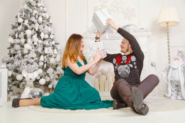 Doce Casal Marido Esposa Celebrar Ano Novo Sorrir Fundo Branco — Fotografia de Stock