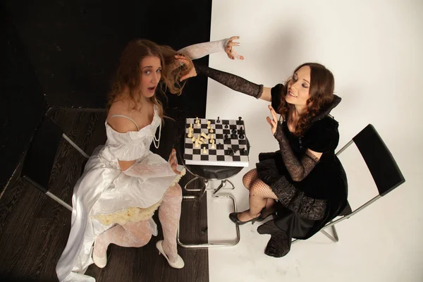 Черно Белые Шахматы Королевы Играют Шахматы Соревнуются Красоте — стоковое фото