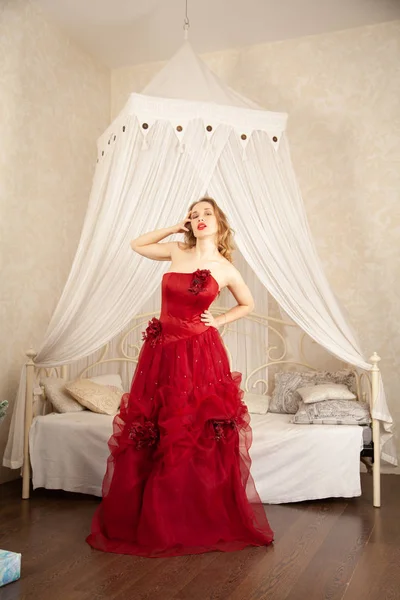 Fille Robe Soirée Longue Rouge Dans Chambre Blanche Près Lit — Photo