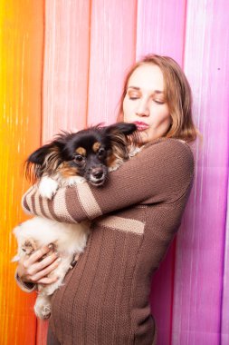 kahverengi bir süveter kollarını bir köpek ile poz güzel beyaz kız