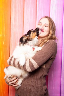 kahverengi bir süveter kollarını bir köpek ile poz güzel beyaz kız