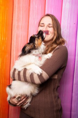 kahverengi bir süveter kollarını bir köpek ile poz güzel beyaz kız