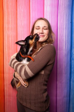 kahverengi bir süveter kollarını bir köpek ile poz güzel beyaz kız