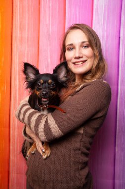 kahverengi bir süveter kollarını bir köpek ile poz güzel beyaz kız