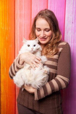 kahverengi bir süveter ile a kedi kucağında poz güzel beyaz kız