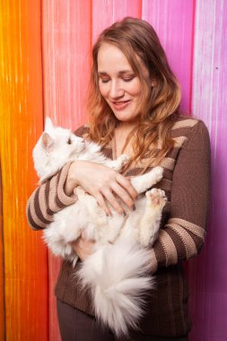 kahverengi bir süveter ile a kedi kucağında poz güzel beyaz kız