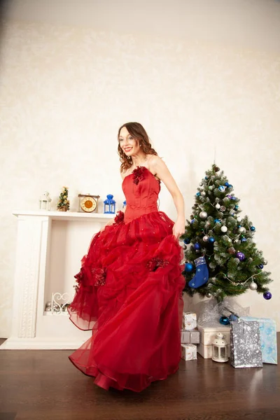 Γοητευτικό Κορίτσι Ένα Κόκκινο Μακρύ Φόρεμα Κοντά Χριστουγεννιάτικο Δέντρο Δώρα — Φωτογραφία Αρχείου