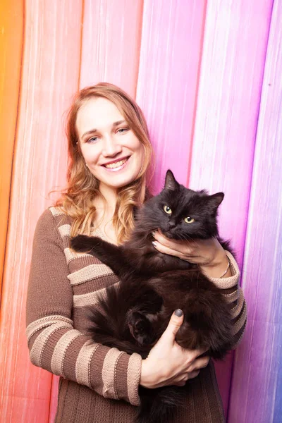 美丽的高加索女孩摆姿势在棕色毛衣与猫在她的怀里 — 图库照片