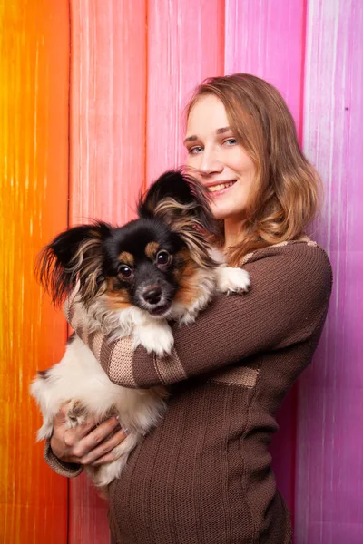 Bela Menina Caucasiana Posando Uma Camisola Marrom Com Cão Seus — Fotografia de Stock