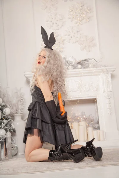 Jolie Fille Lapin Sexy Avec Grandes Oreilles Posant Avec Carotte — Photo