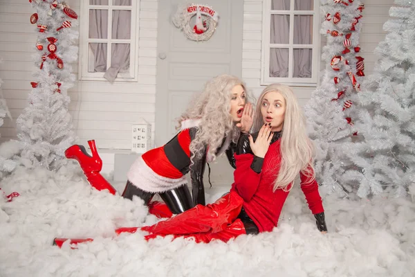 Dwa Bad Santa Dziewczyny Strojach Lateks Grać Przedniej Stoczni Ich — Zdjęcie stockowe