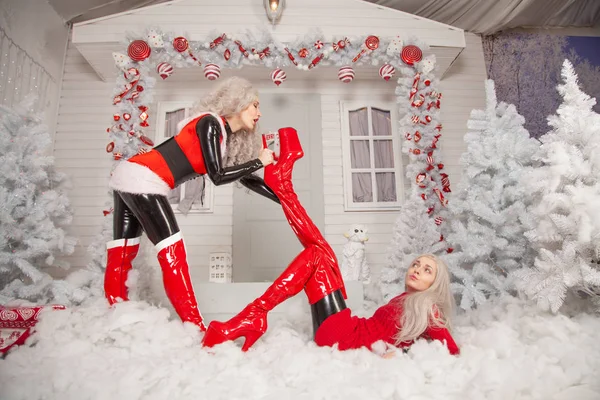 Két Bad Santa Barátnők Latex Jelmezek Játszani Első Udvarban Ház — Stock Fotó