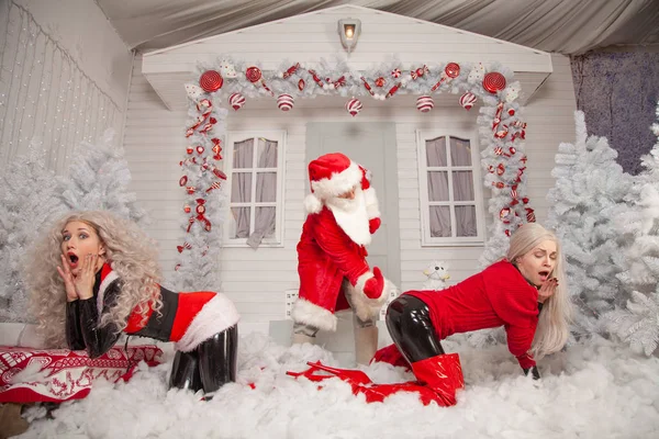 Papai Noel Duas Meninas Fetiche Látex Roupas Natal Posando Neve — Fotografia de Stock