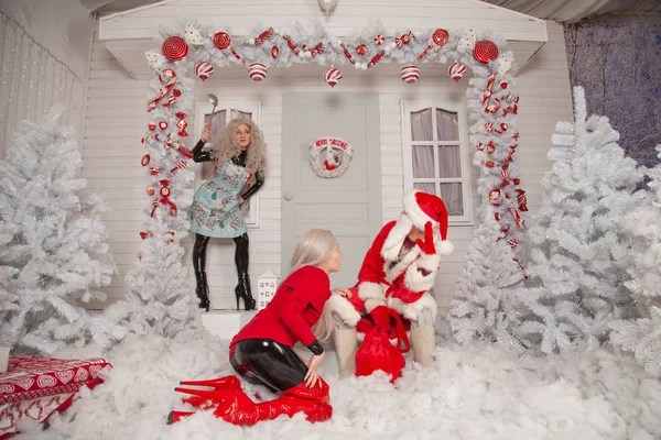 Santa Claus Dos Chicas Fetichistas Trajes Látex Navidad Posando Nieve —  Fotos de Stock