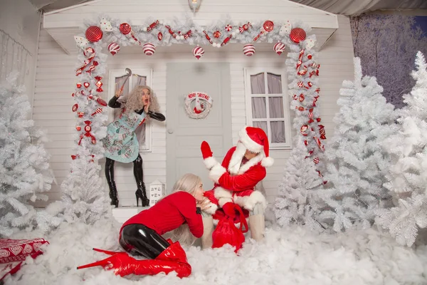 Papai Noel Duas Meninas Fetiche Látex Roupas Natal Posando Neve — Fotografia de Stock