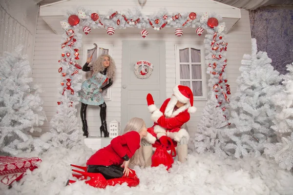 Santa Claus Dos Chicas Fetichistas Trajes Látex Navidad Posando Nieve —  Fotos de Stock
