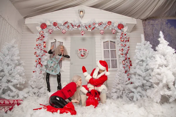 Santa Claus Dos Chicas Fetichistas Trajes Látex Navidad Posando Nieve —  Fotos de Stock