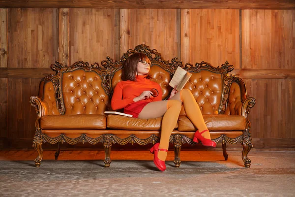 Nettes Mädchen Mit Brille Orangefarbener Kleidung Ist Eine Gute Studentin — Stockfoto