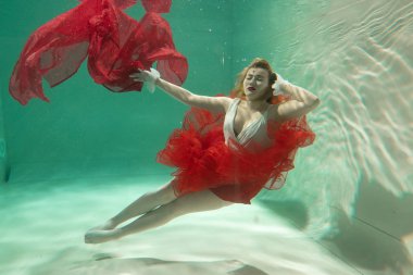 İnce beyaz kadın poz altında sıcak su derinlikleri giysileri yalnız