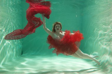 İnce beyaz kadın poz altında sıcak su derinlikleri giysileri yalnız