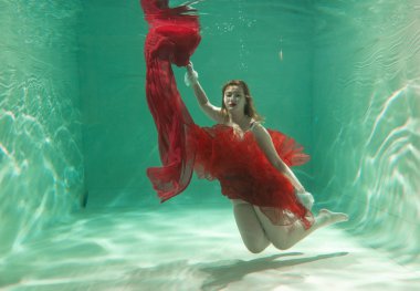 İnce beyaz kadın poz altında sıcak su derinlikleri giysileri yalnız