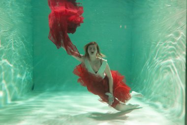 İnce beyaz kadın poz altında sıcak su derinlikleri giysileri yalnız