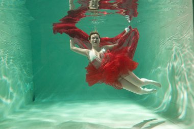 İnce beyaz kadın poz altında sıcak su derinlikleri giysileri yalnız