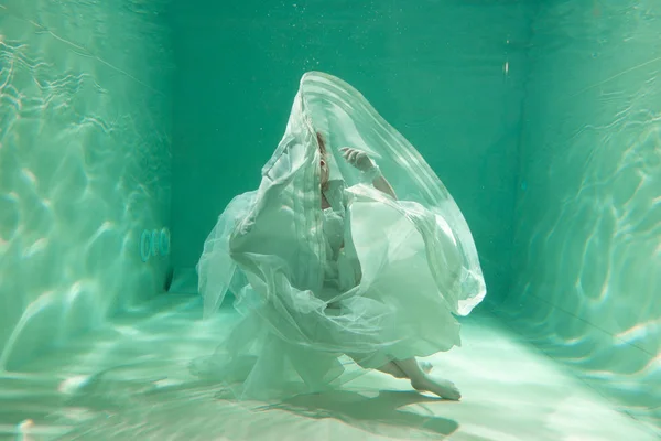 Горячая Стройная Белая Женщина Позирует Водой Красивой Одежде Одиночестве Глубине — стоковое фото