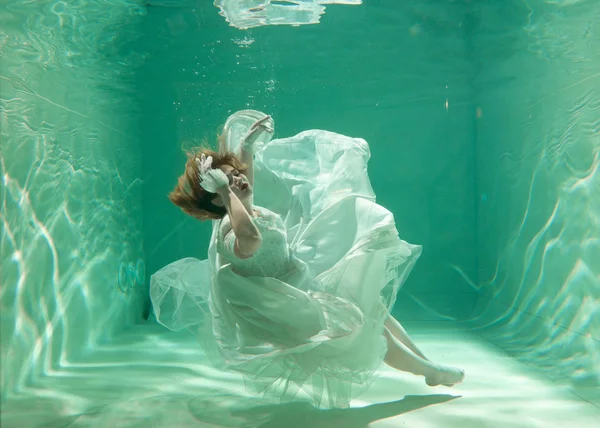 İnce beyaz kadın poz altında sıcak su derinlikleri giysileri yalnız