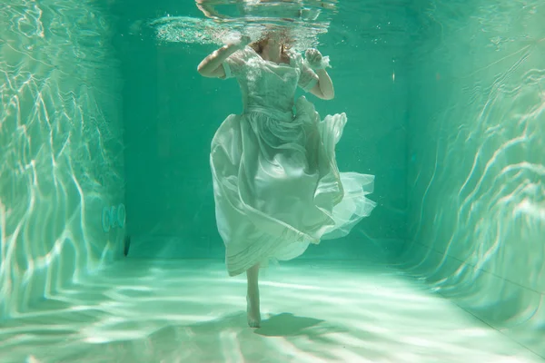 Heiße Schlanke Kaukasische Frau Posiert Unter Wasser Schönen Kleidern Allein — Stockfoto