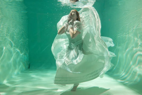 Heiße Schlanke Kaukasische Frau Posiert Unter Wasser Schönen Kleidern Allein — Stockfoto