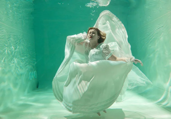 İnce beyaz kadın poz altında sıcak su derinlikleri giysileri yalnız