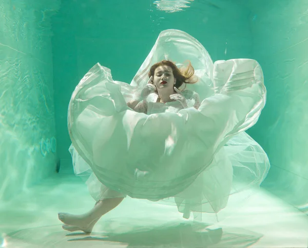 İnce beyaz kadın poz altında sıcak su derinlikleri giysileri yalnız