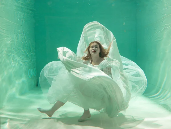 Heiße Schlanke Kaukasische Frau Posiert Unter Wasser Schönen Kleidern Allein — Stockfoto