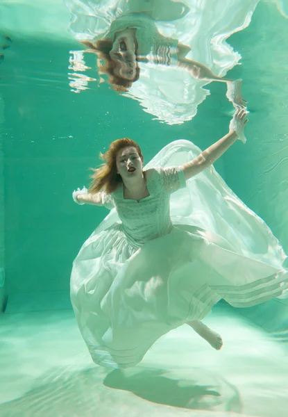 Heiße Schlanke Kaukasische Frau Posiert Unter Wasser Schönen Kleidern Allein — Stockfoto