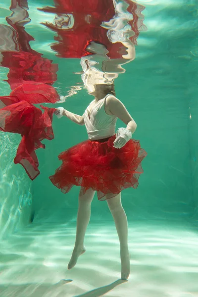 İnce beyaz kadın poz altında sıcak su derinlikleri giysileri yalnız