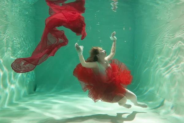 Heiße Schlanke Kaukasische Frau Posiert Unter Wasser Schönen Kleidern Allein — Stockfoto