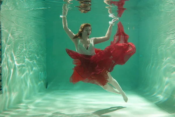 Chaud Mince Caucasien Femme Posant Sous Eau Dans Belle Vêtements — Photo