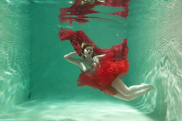 Caliente Delgado Caucásico Mujer Posando Bajo Agua Hermosa Ropa Solo — Foto de Stock