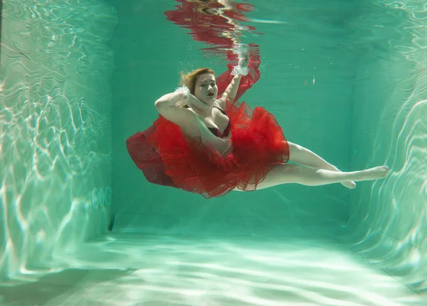 Hete Slanke Kaukasische Vrouw Poseren Onder Water Mooie Kleren Alleen — Stockfoto