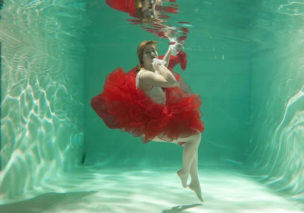 Hete Slanke Kaukasische Vrouw Poseren Onder Water Mooie Kleren Alleen — Stockfoto