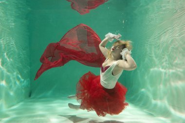 İnce beyaz kadın poz altında sıcak su derinlikleri giysileri yalnız