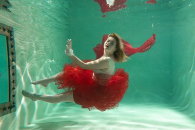 İnce beyaz kadın poz altında sıcak su derinlikleri giysileri yalnız